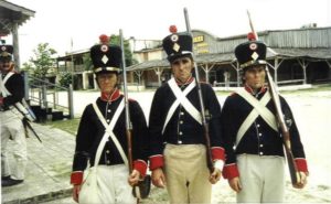 Personas vestidas con uniforme militar, un atuendo prohibido en la foto de pasaporte