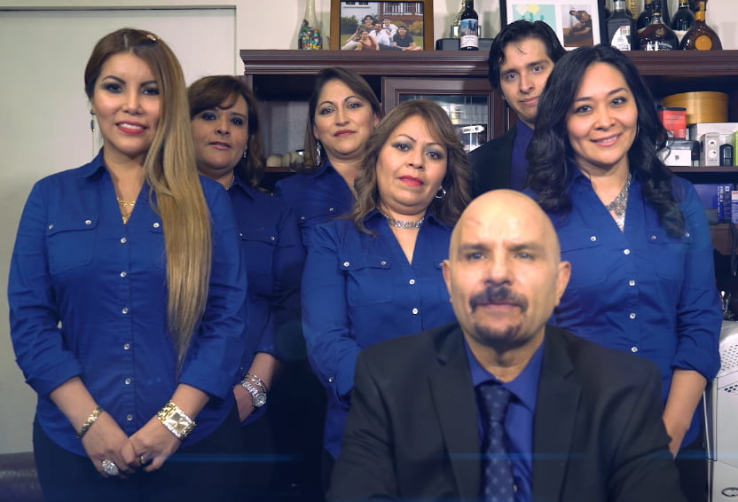 El equipo de JD Tax & Accounting Corp en la oficina de Chicago