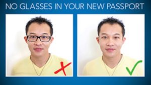 Comparación: foto de pasaporte rechazada con lentes y aceptada sin lentes